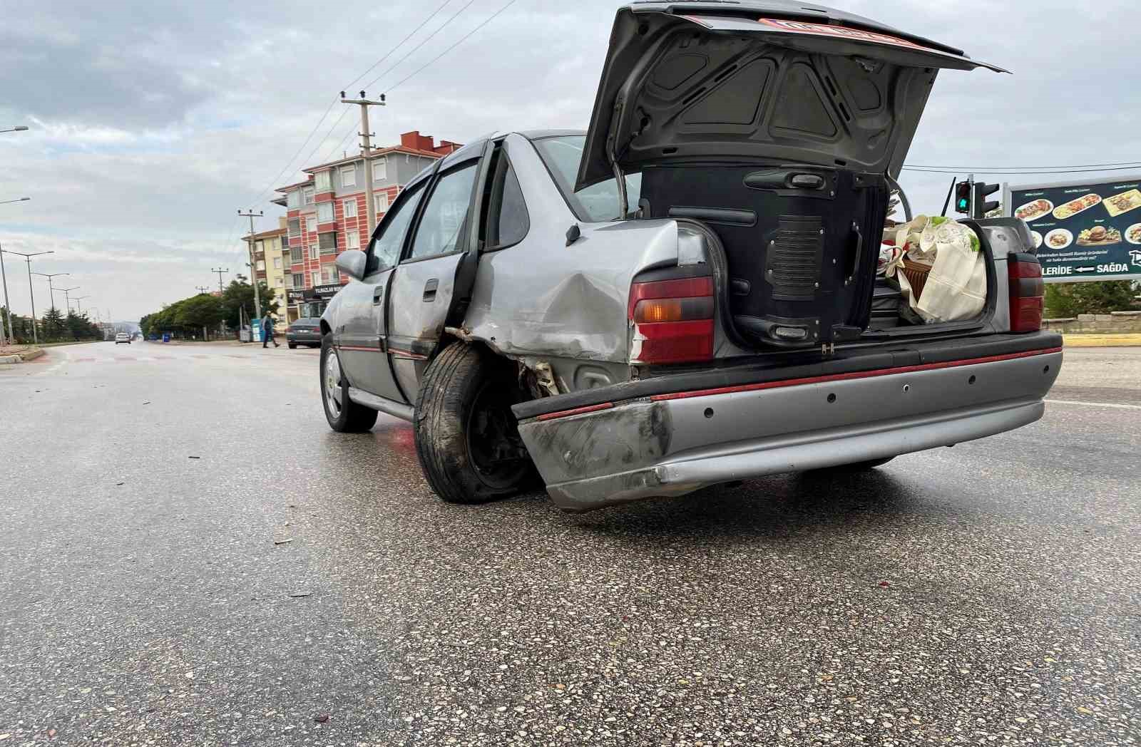 Konya'da kaza: Lüks araç kırmızı ışıkta bekleyen otomobile çarptı: 3 yaralı