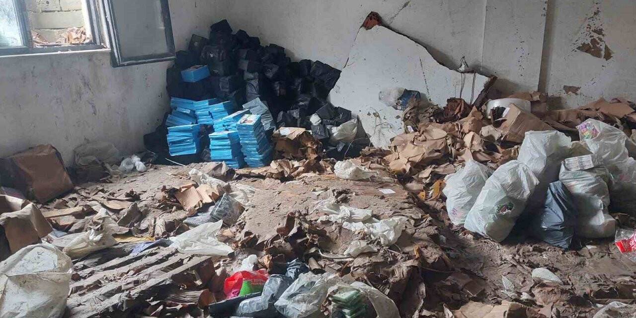 Yağmur duvarı yıktı, komşu iki dükkan birleşti