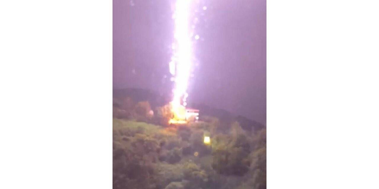 Rize’de yıldırımın düşme anı  görüntülendi