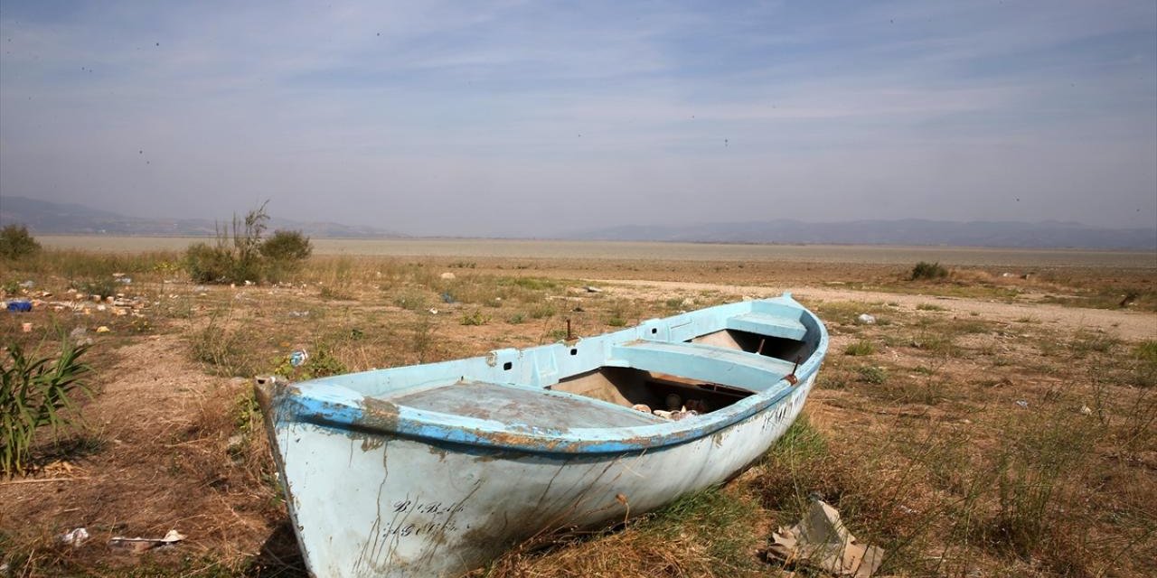 Manisa'daki Marmara Gölü tamamen kurudu