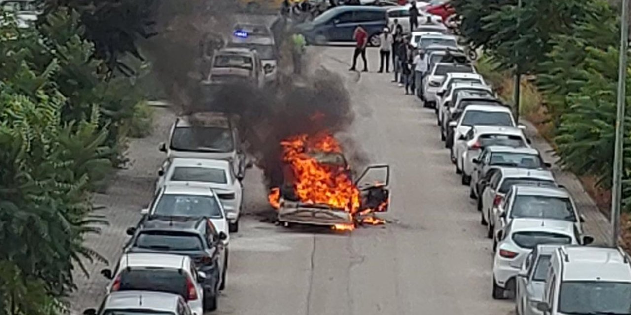 Eskişehir'de seyir halinde giden bir otomobil alev aldı
