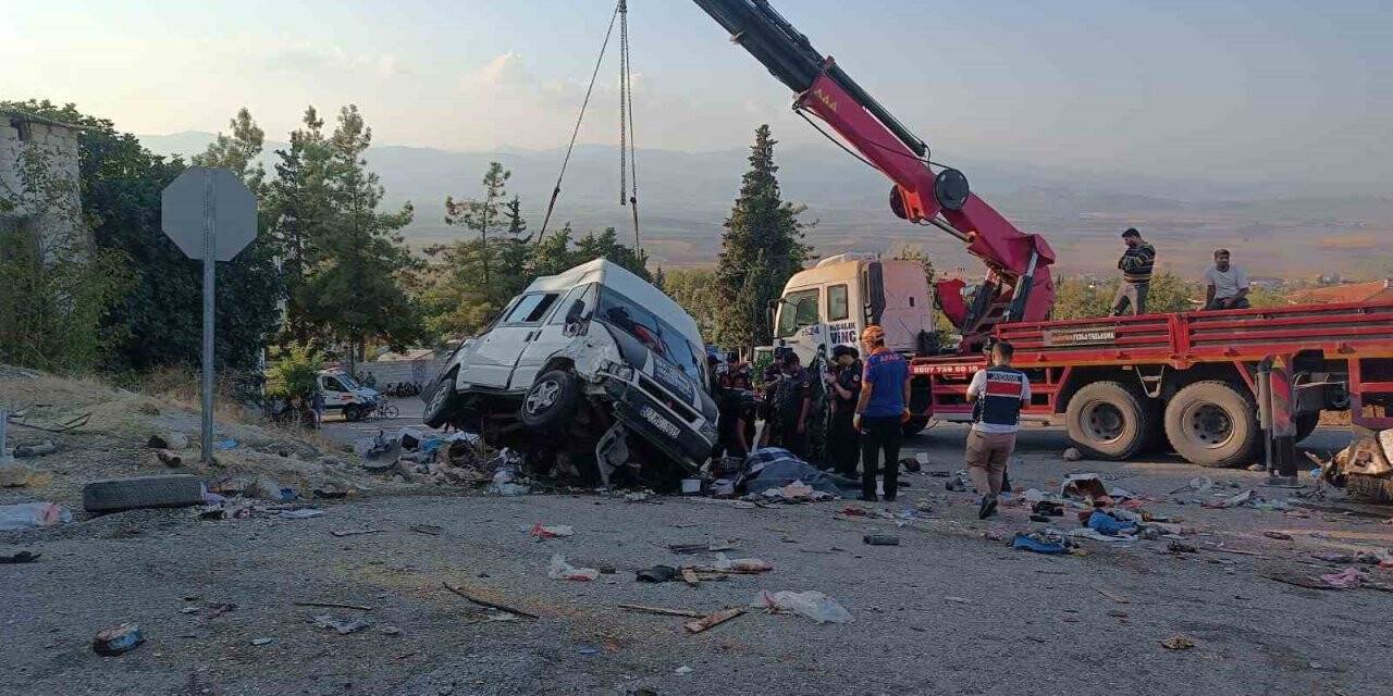 Gaziantep’te kamyon 4 aracı biçti: 5 ölü, 5’i ağır 17 yaralı