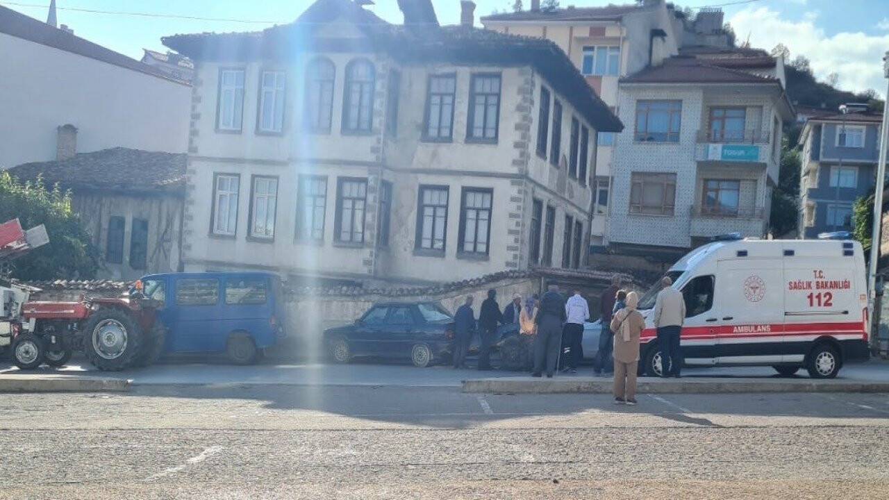 Traktörün çıkan lastiği yerinden çıktı, camiye giden yayaya çarptı