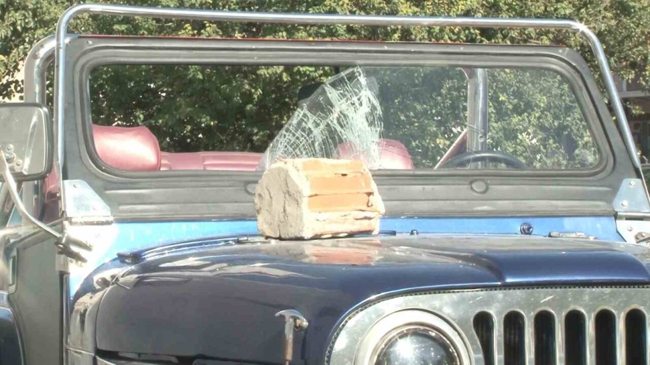 Park halindeki cipe kaldırım taşıyla saldırdı