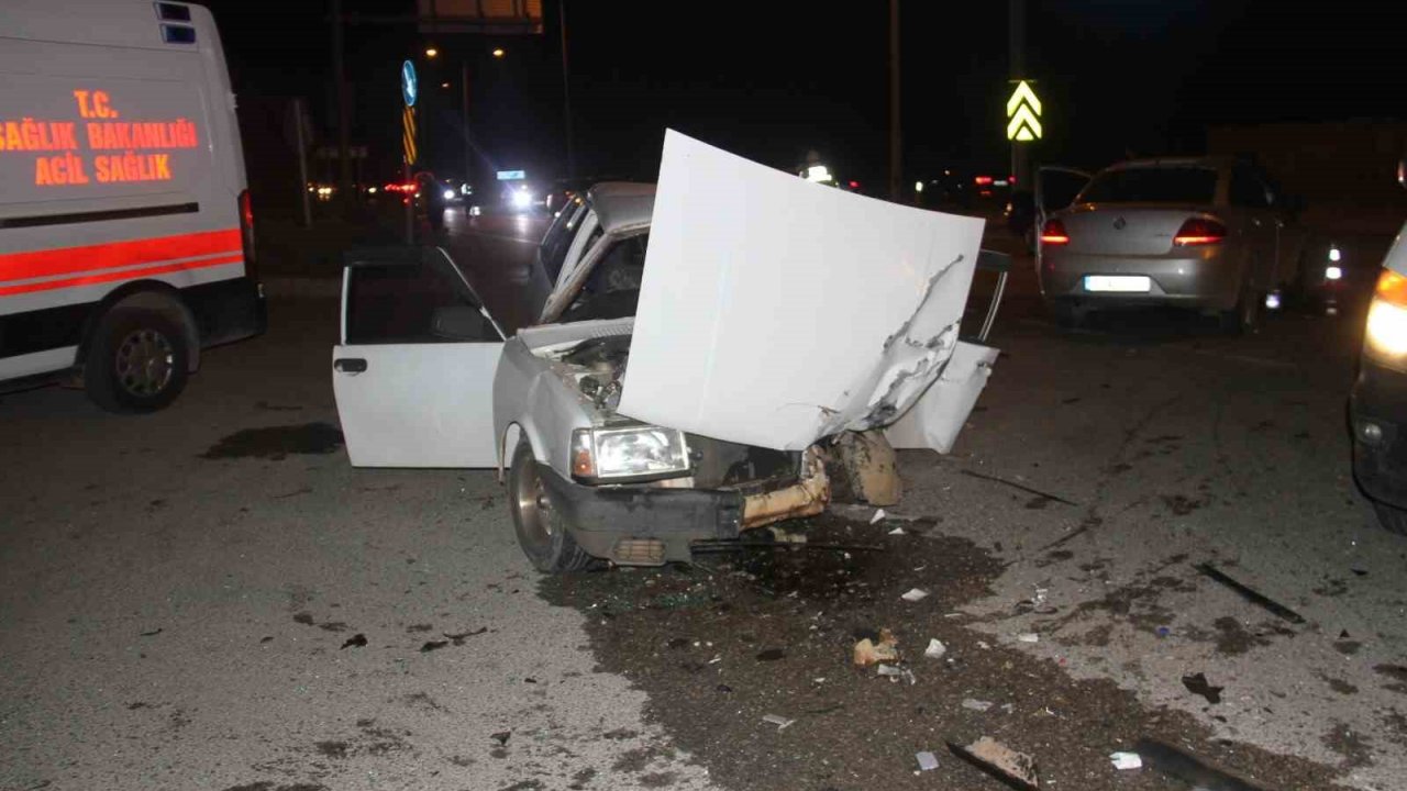 Konya’da iki otomobil kavşakta  çarpıştı: 8 yaralı