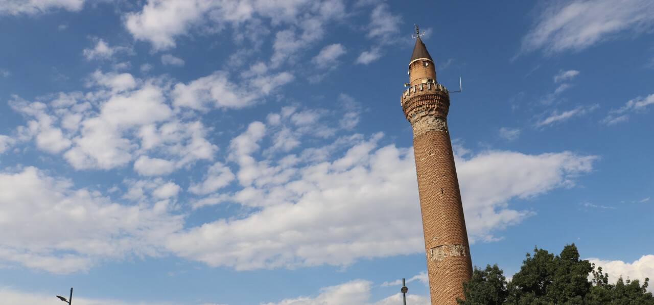 Eğri minare için Türk ve İtalyan bilim adamları devrede: 8 kazıkla korunacak