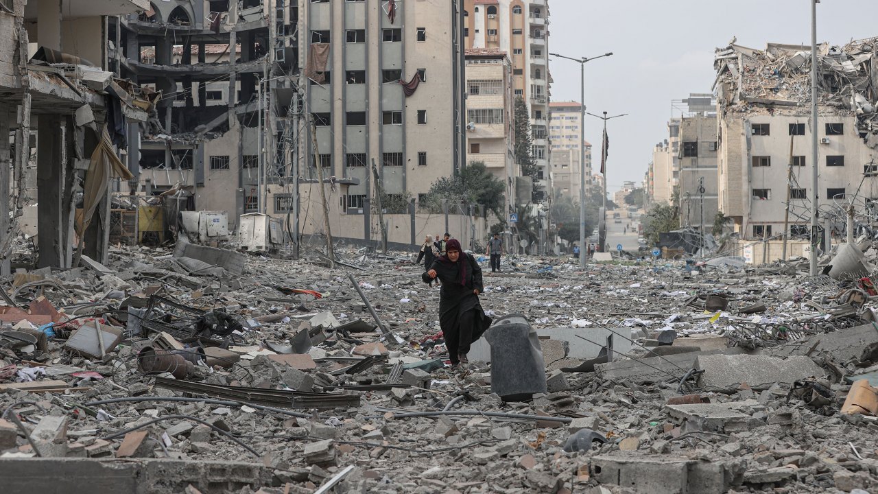 İşgalci İsrail  Gazze'nin birçok mahallesini enkaza çevirdi