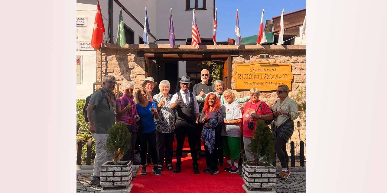 Kurduğu sofrada tarihi bir yolculuğa çıkarıyor