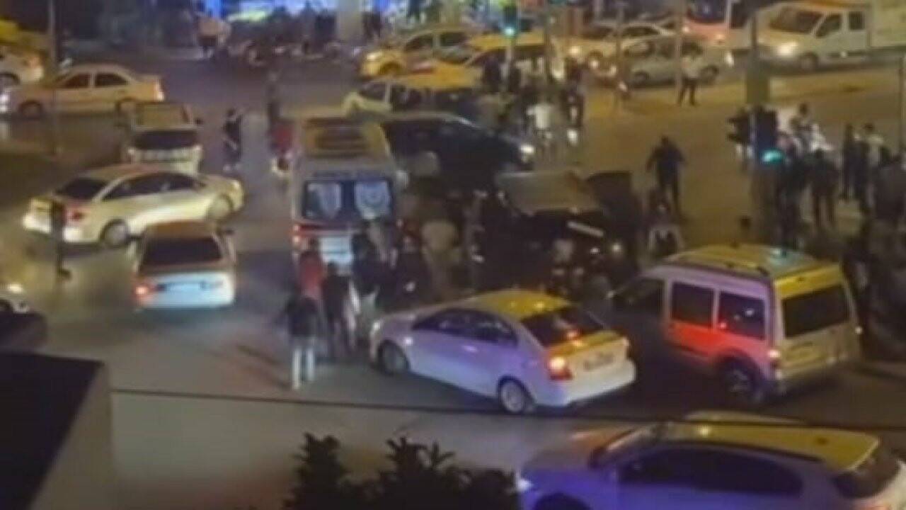 Para almaya çalışan çocuk gelin arabasının altında kaldı