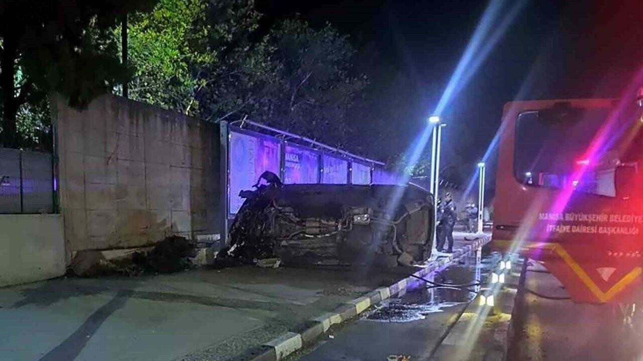Manisa’nın Yunusemre ilçesinde bir otomobil kontrolden çıkarak devrildi