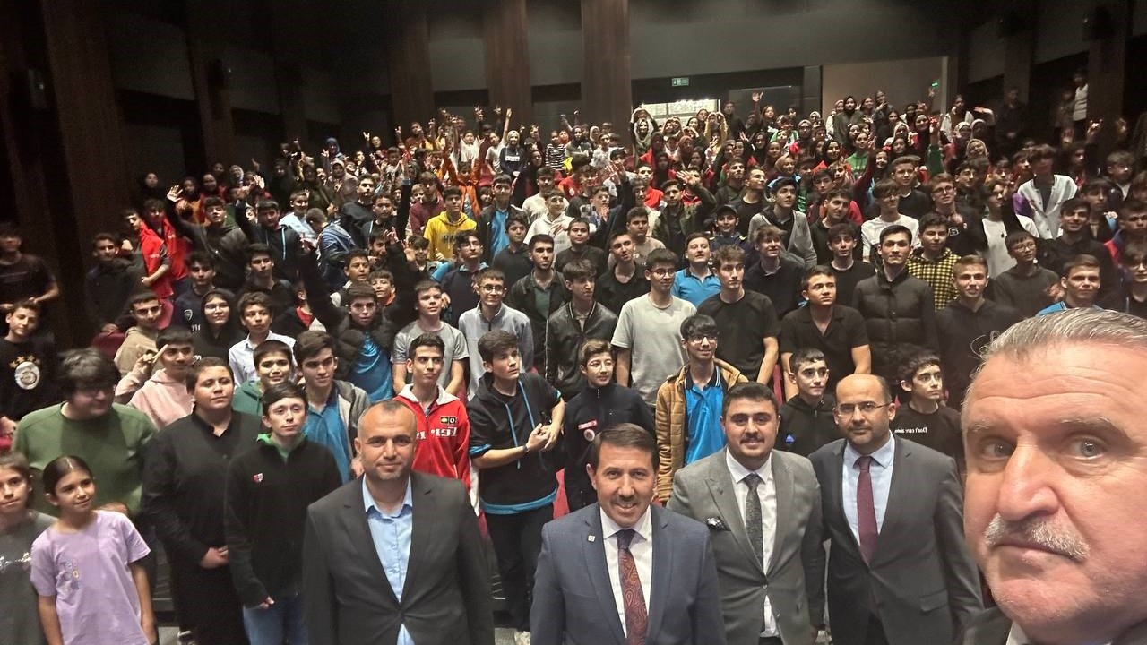 Konya'daki gençlerin yeni buluşma adresi olacak tesis hizmete açıldı