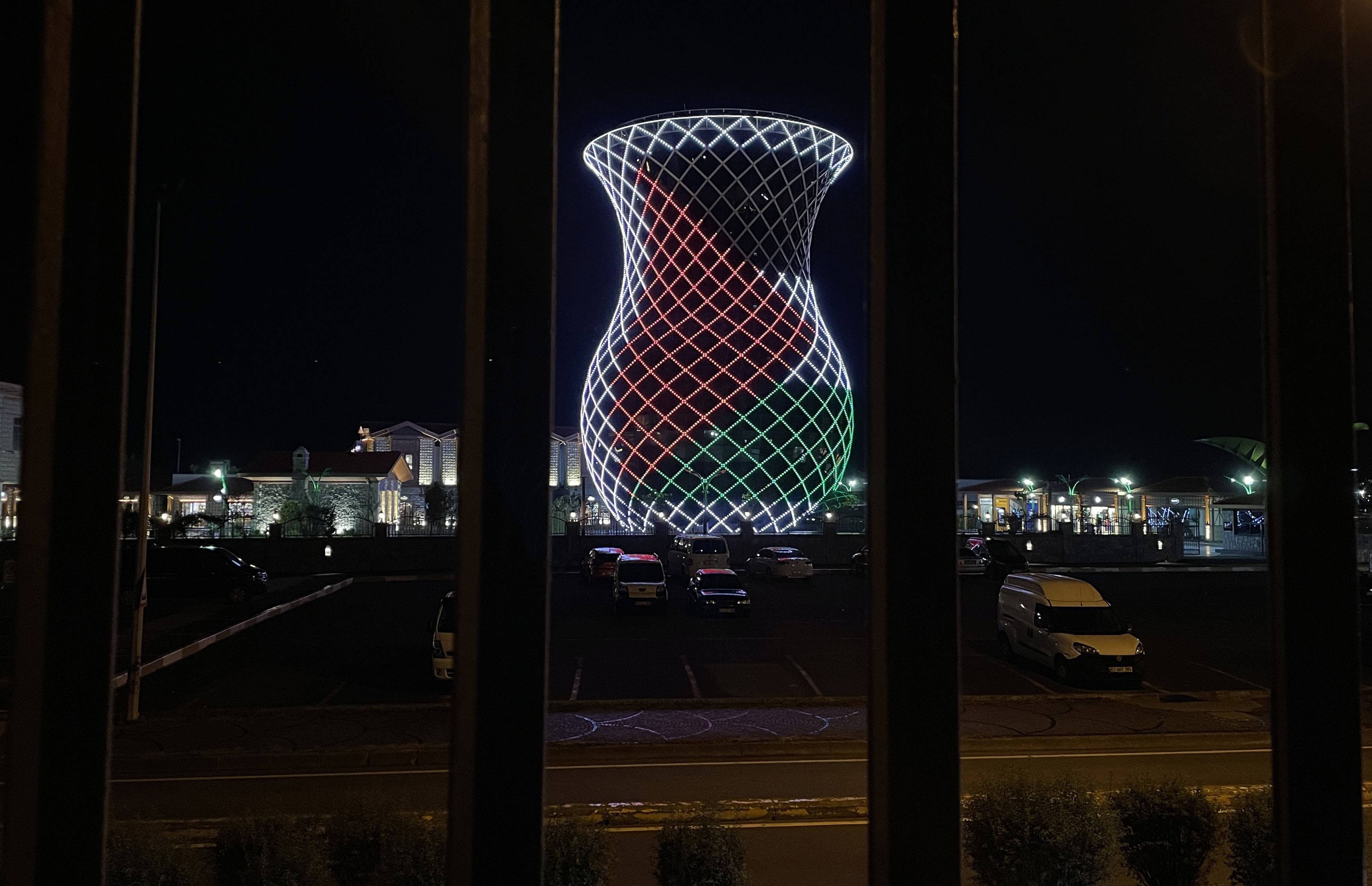 29 metrelik çay bardağı Filistin'in rengini aldı
