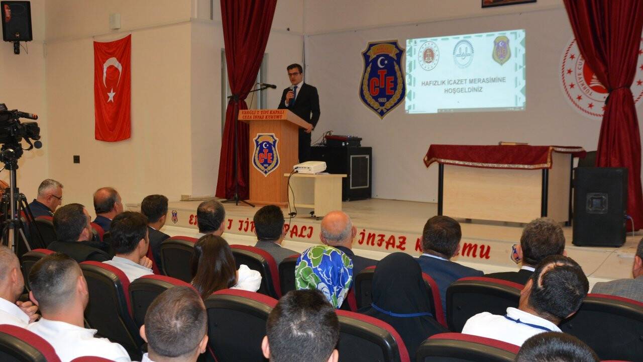 Cezaevinde hafız olan hükümlüye icazet töreni