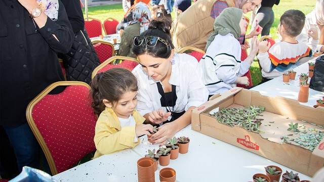 SÜ'lü öğrenciler otizmli öğrenciler ile bitki dikti