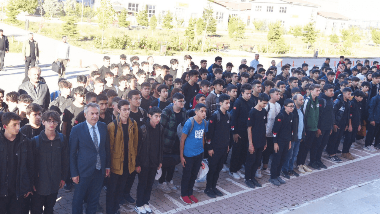 Yiğit ,Filistin için okullardaki saygı duruşuna katıldı