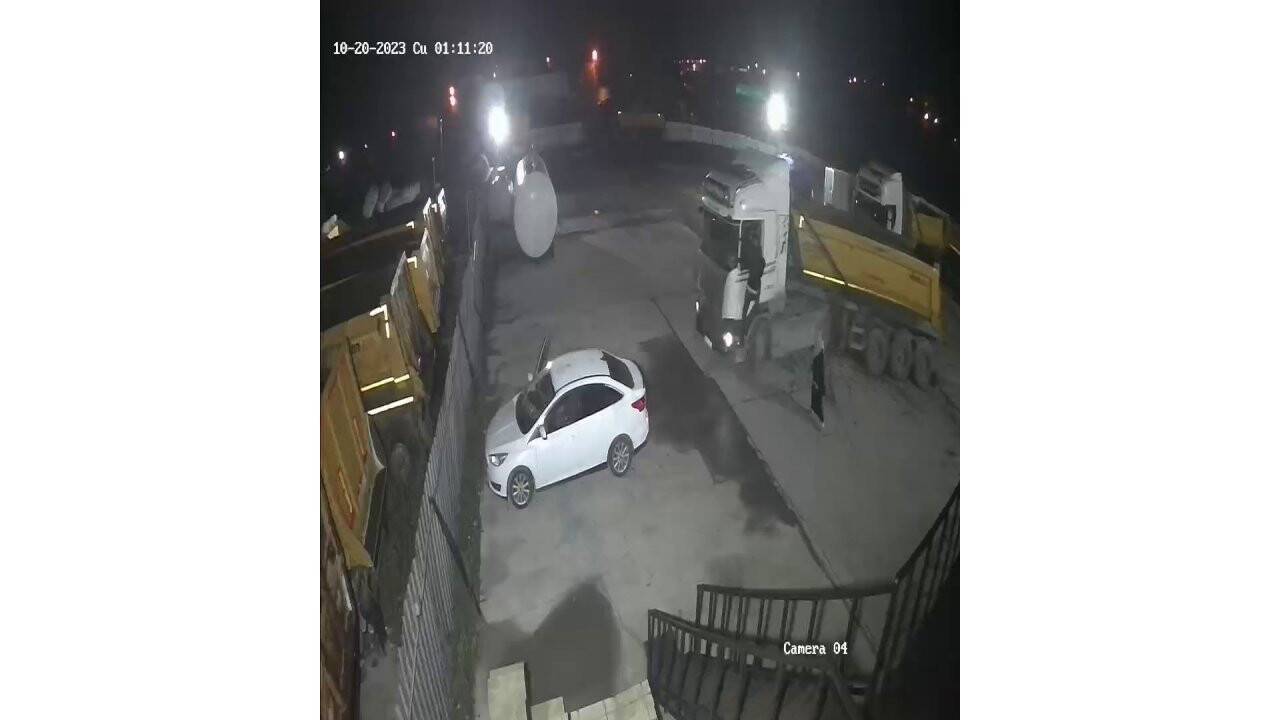 16 otomobile hasar veren, 2 polis ağır yaralayan hafriyat kamyonu dehşetinde yeni görüntü: Anne babasını da ezmeye çalışmış!