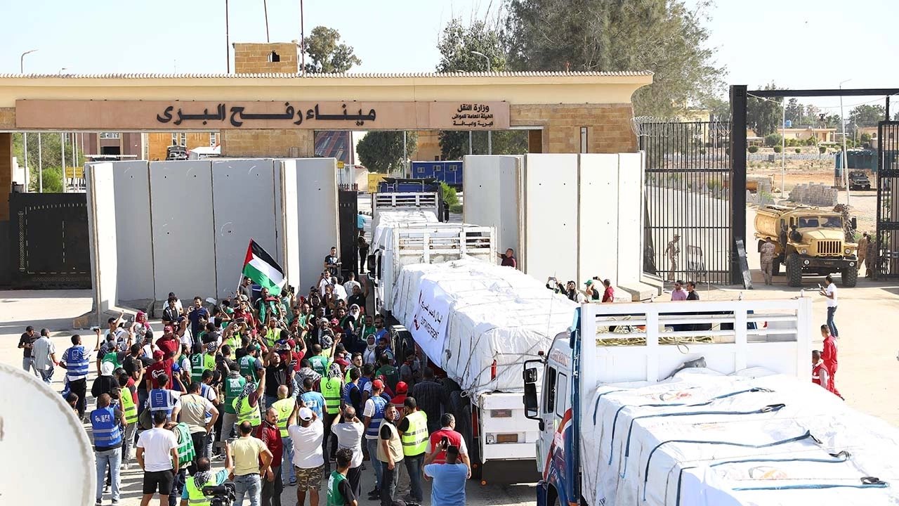 Sınır Kapısı'ndan Gazze'ye giren ilk yardım konvoyu 20 tırdan oluşuyor