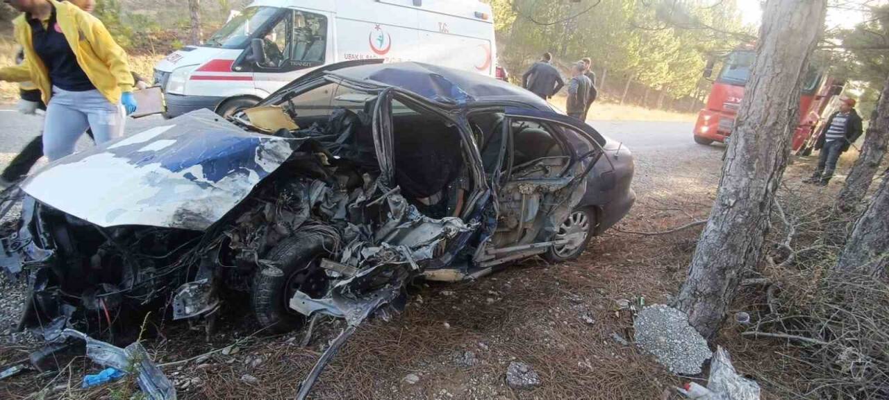 Kamyon ve otomobil  kafa kafaya çarpıştı: 1 ölü, 3 yaralı