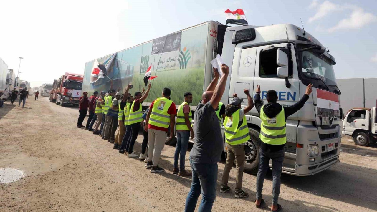 Refah Sınır Kapısı’ndan ikinci yardım konvoyu geçti