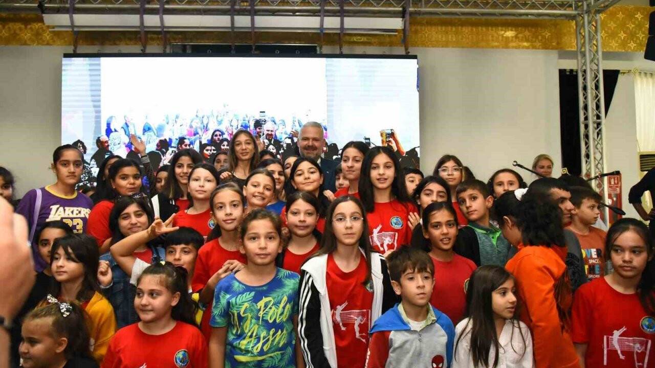 Menemen Belediyesi'nden her öğrenciye bin TL destek