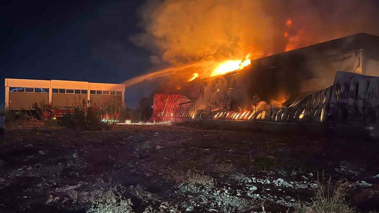 Manisa’da kauçuk fabrikasında yangın