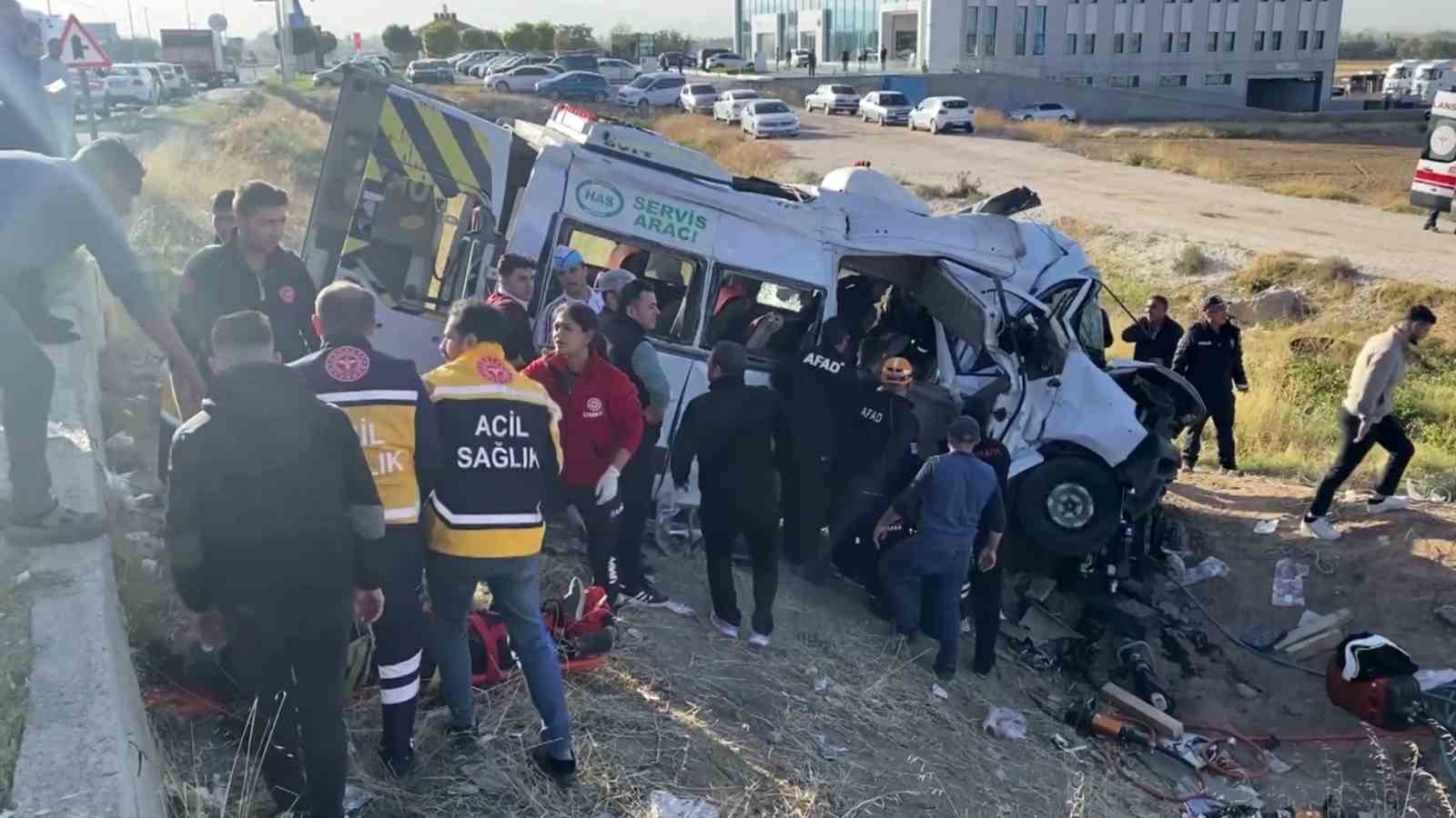 Aksaray'da kamyonet kırmızı ışık ihlali yaptı: 2 ölü, 19 yaralı