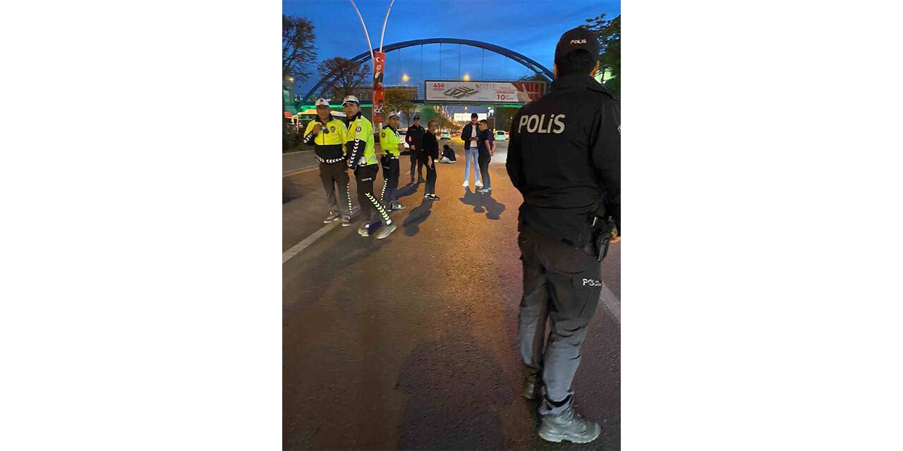 Yol ortasında oturdu: Polis ekipleri yardımına koştu