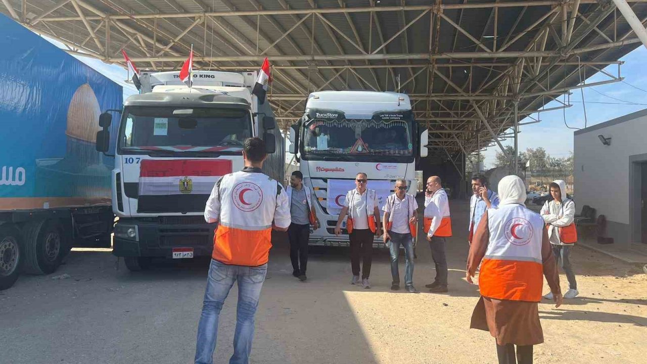 Gazze’ye 5. yardım konvoyu Refah Sınır Kapısı’ndan giridi