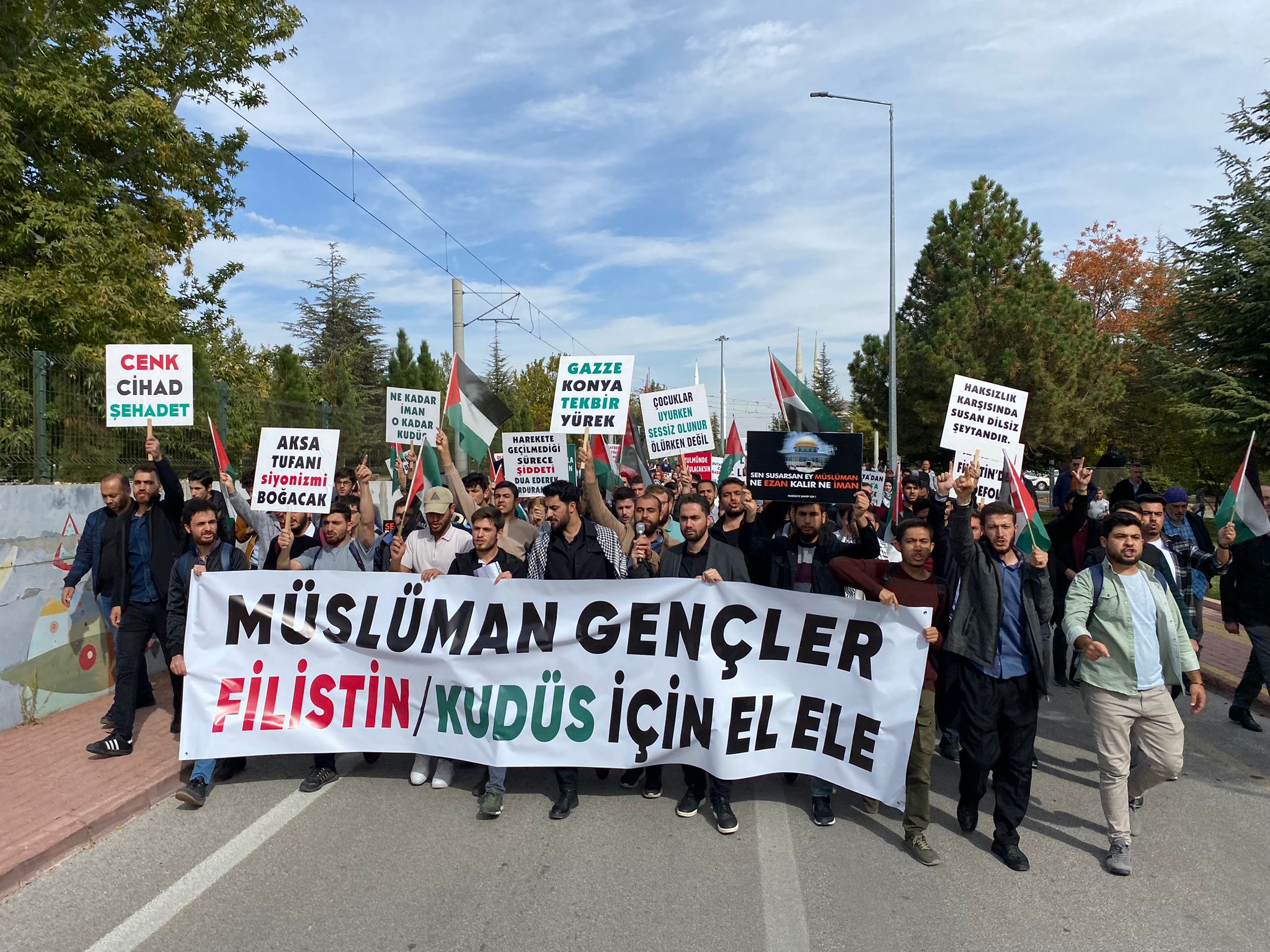 SÜ öğrencileri Filistin için yürüdü