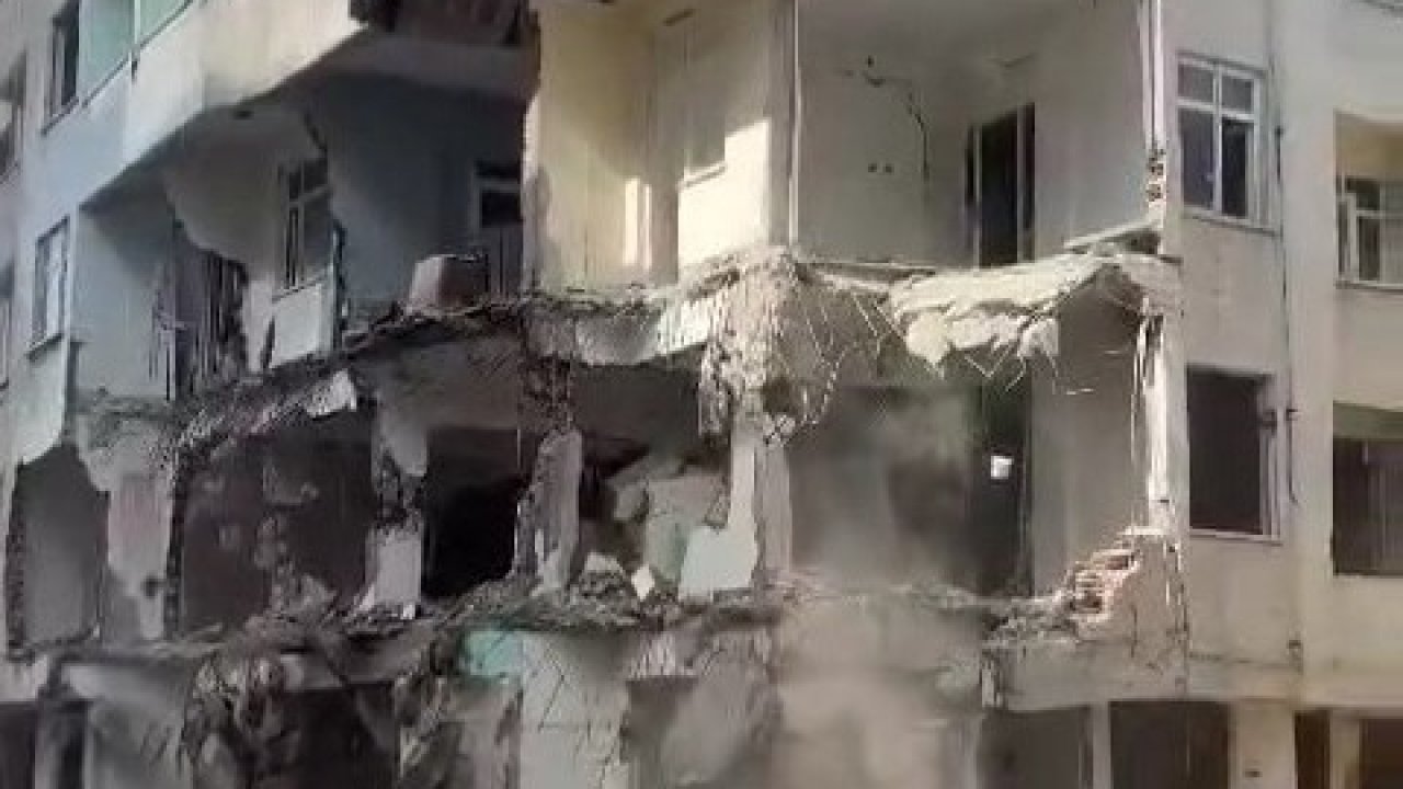 Korna sesiyle hasarlı  bina yıkıldı