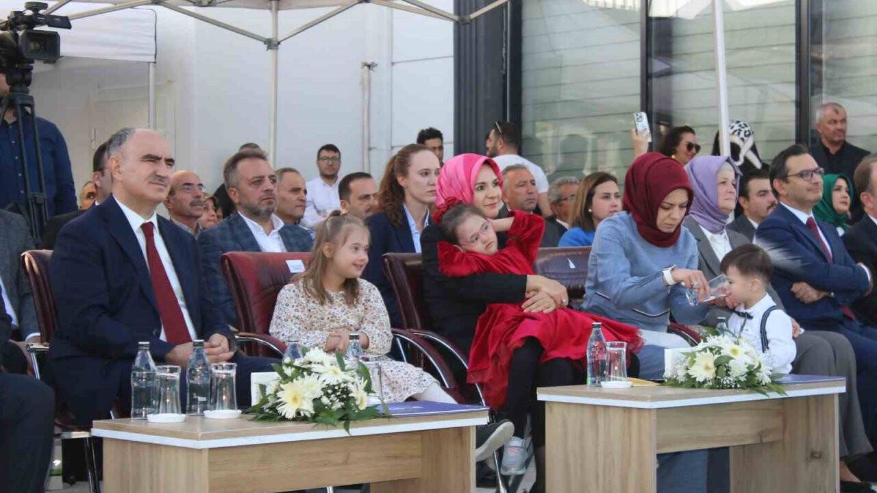 Aile ve Sosyal Hizmetler Bakanı Mahinur Özdemir Göktaş, 'DOSD MERAM'ı açtı