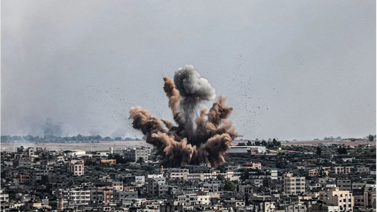 Gazze'de yoğun bombardıman