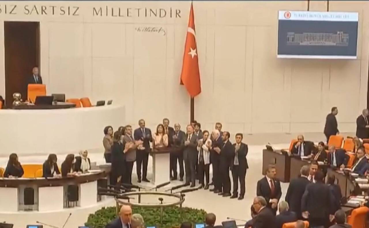 HEDEP'liler TBMM Genel Kurulunda kürsüyü işgal etti