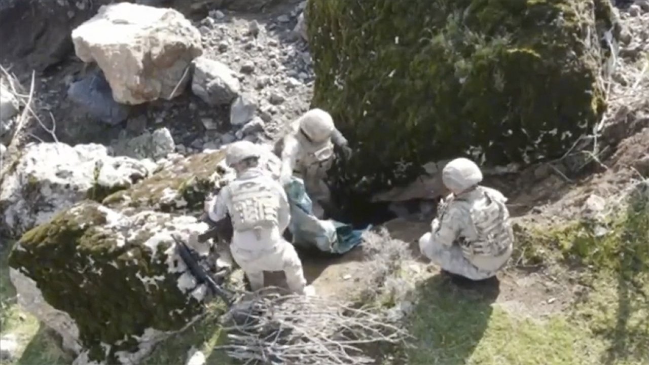 "Kahramanlar Operasyonu"nda teröristlerin sığınakları başlarına yıkıldı