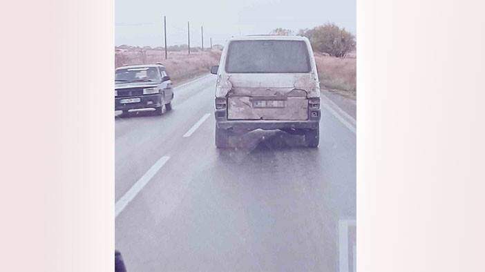 Arka lambaları kırık  Konya plakalı minibüsün yolculuğu tepki çekti