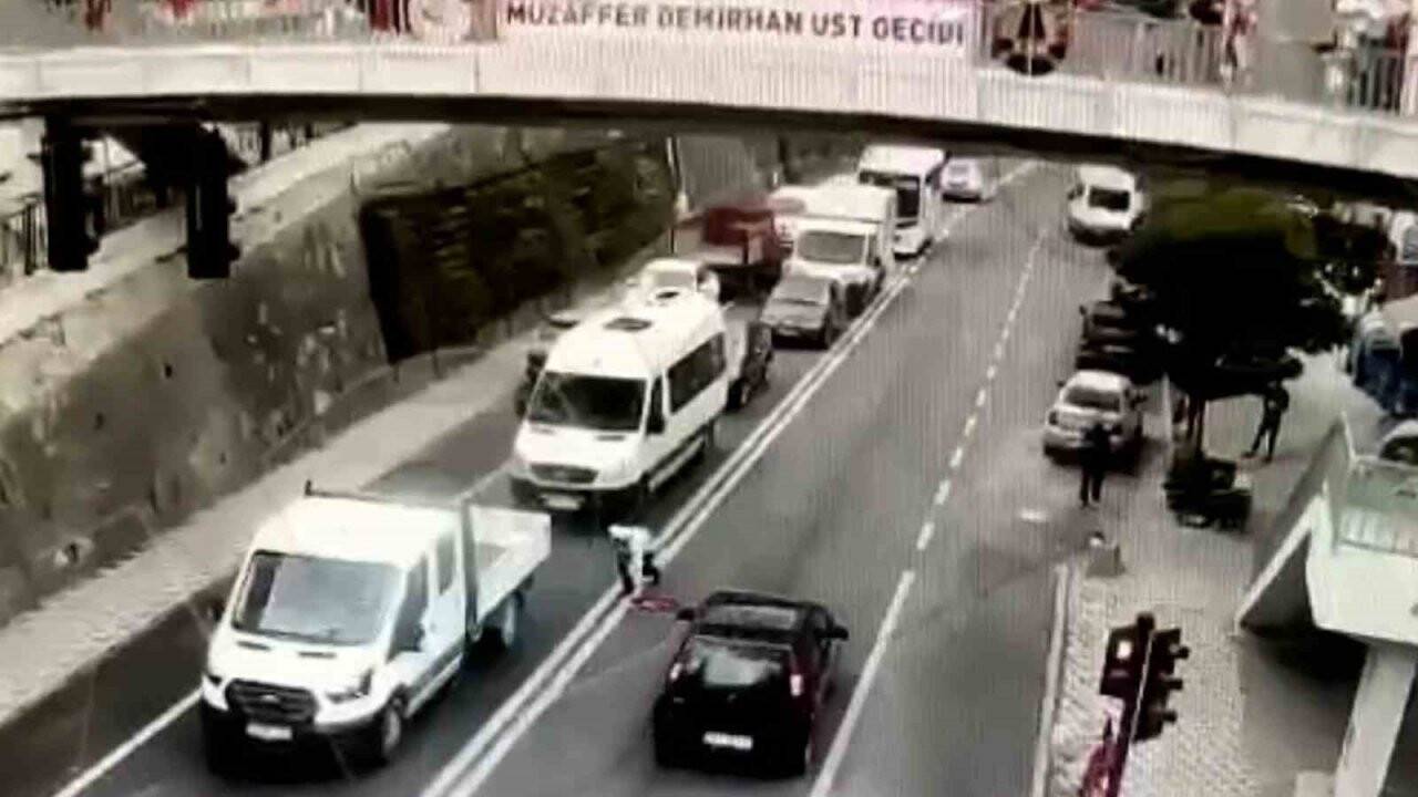 Türk Polisinin Türk Bayrağı hassasiyeti yürekleri ısıttı