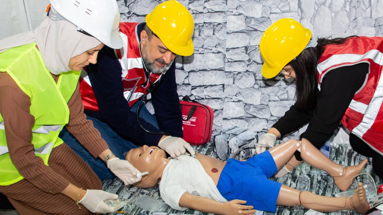 SÜ'de depremde çocuk hastaya yaklaşım eğitimi verildi