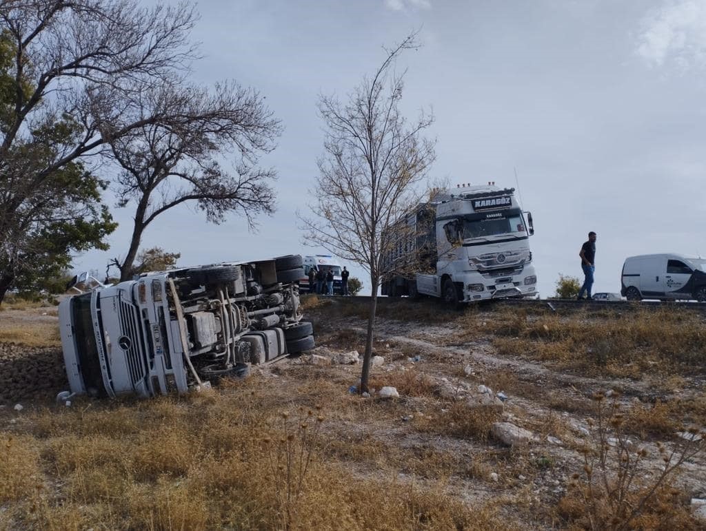 Karapınar-Konya yolunda kaza: Tırlar çarpıştı