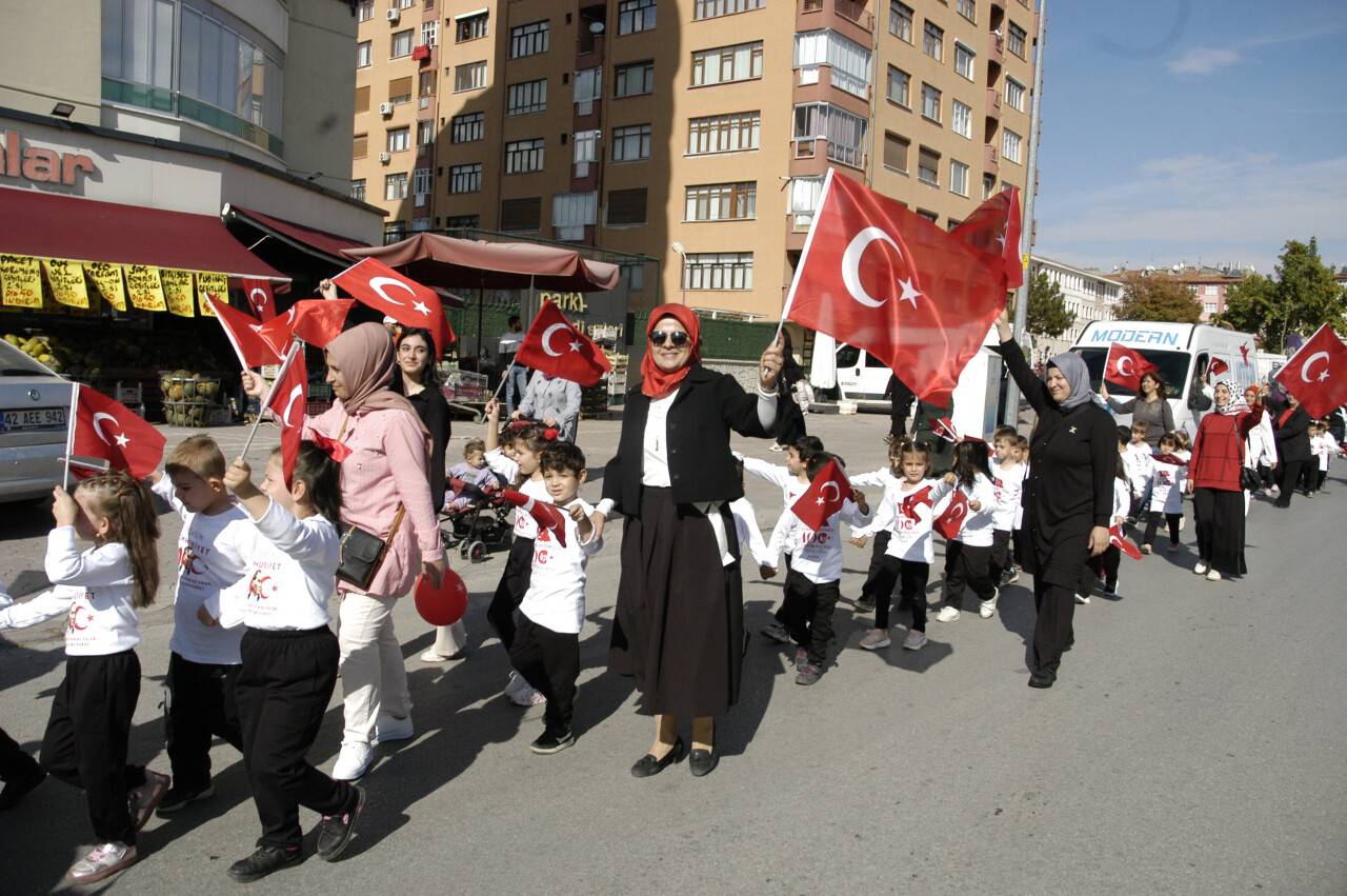 Selçuklu Alâeddin Anaokulu'nun miniklerinden Cumhuriyet yürüyüşü