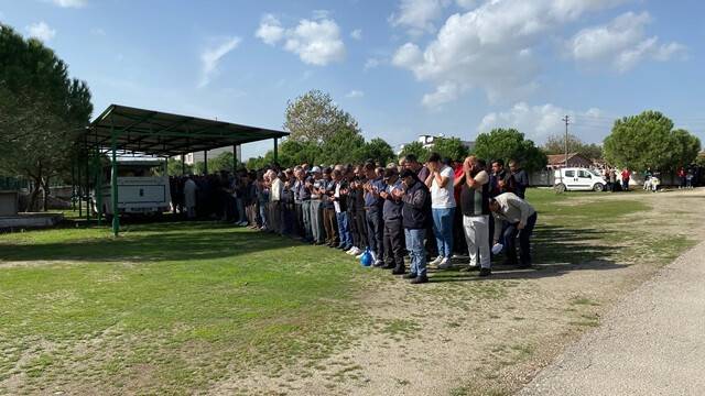 Cinnet kurbanı anne ve çocukları defnedildi