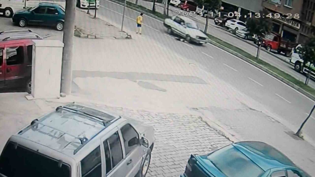 Arkadaşıyla oyun oynuyordu: Otomobilin altında metrelerce sürüklendi