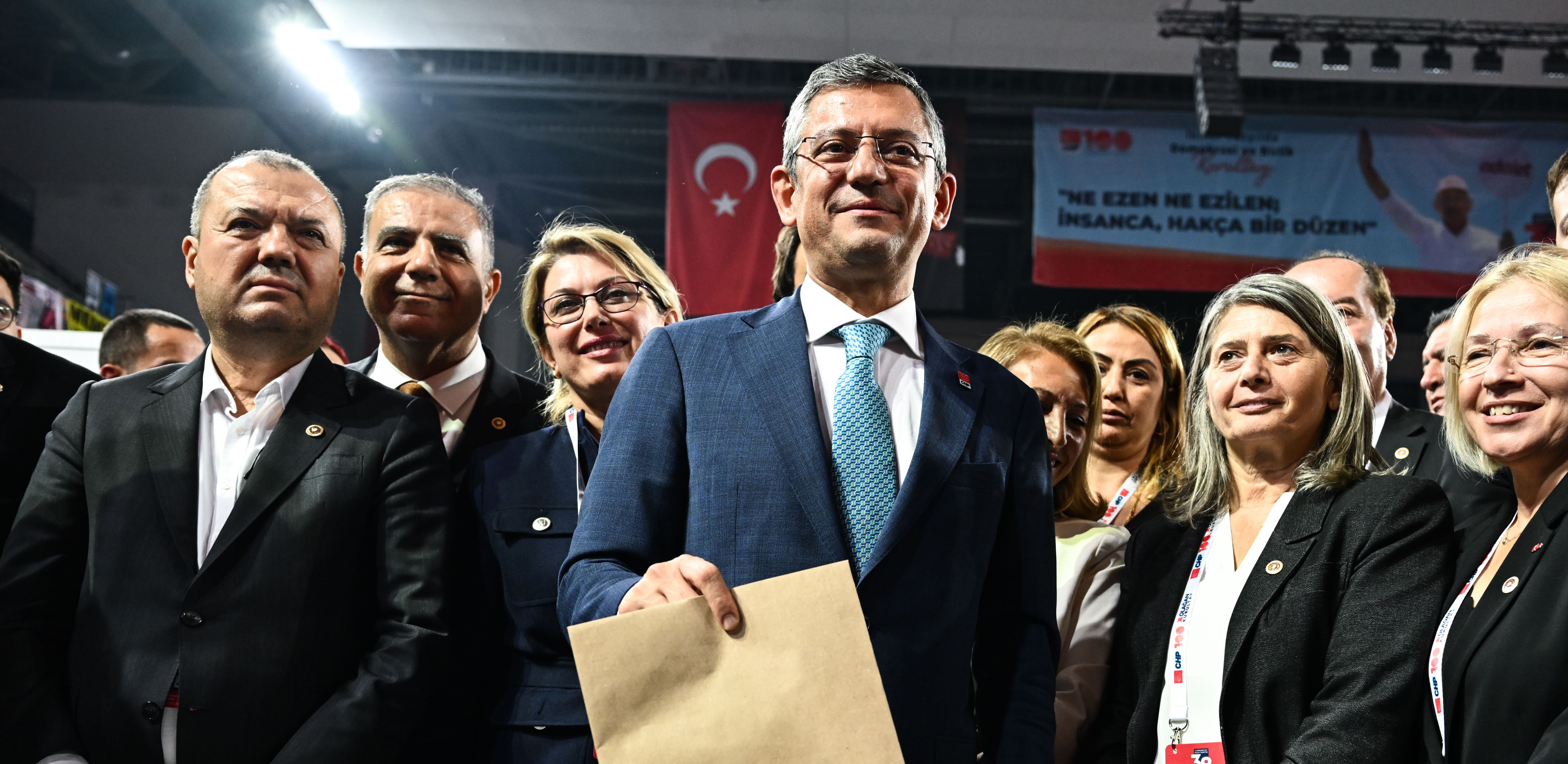 CHP'de 60 kişilik Parti Meclisi belli oldu! 52'si Özel'in listesinden