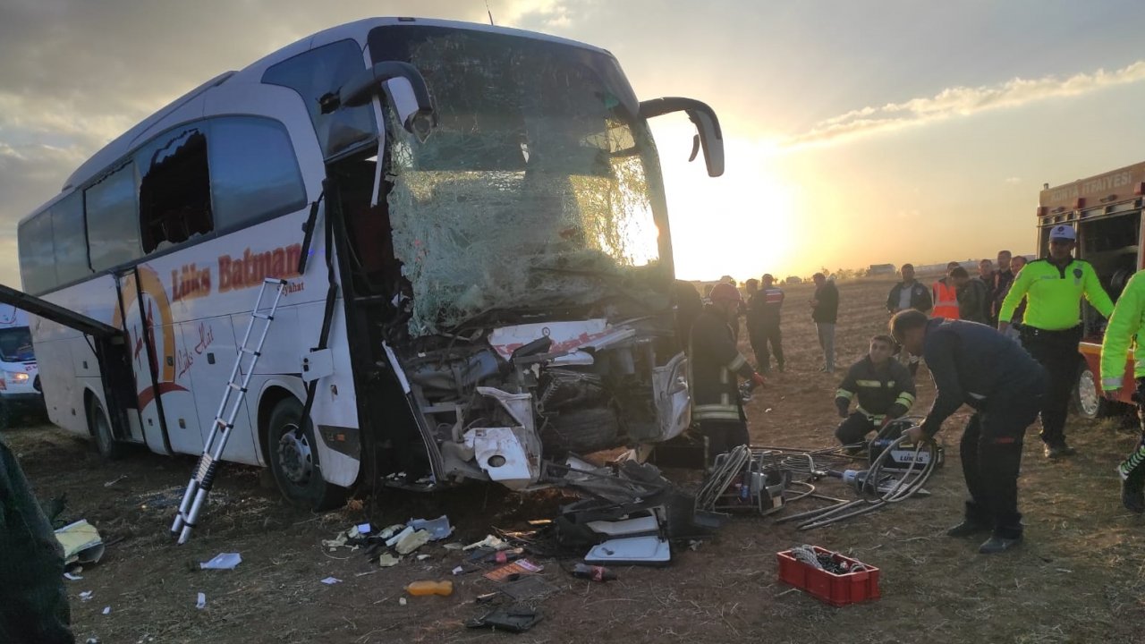 Konya'da yolcu otobüsü ile traktör çarpıştı