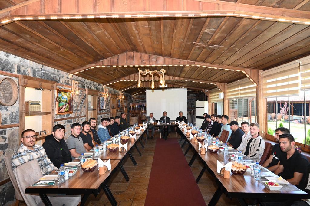 Başkan Tutal asker adaylarıyla yemek yedi