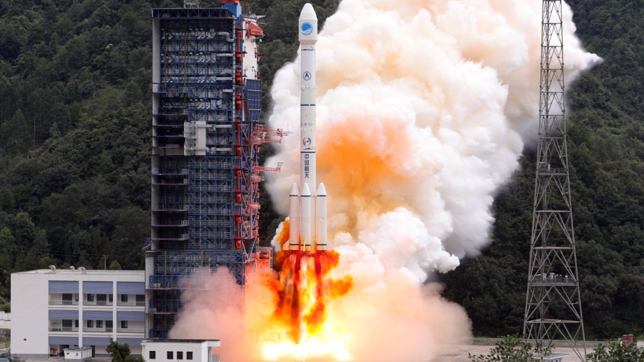 Çin, uzaydaki gücünü artırmak için ChinaSat-6E'yi fırlattı