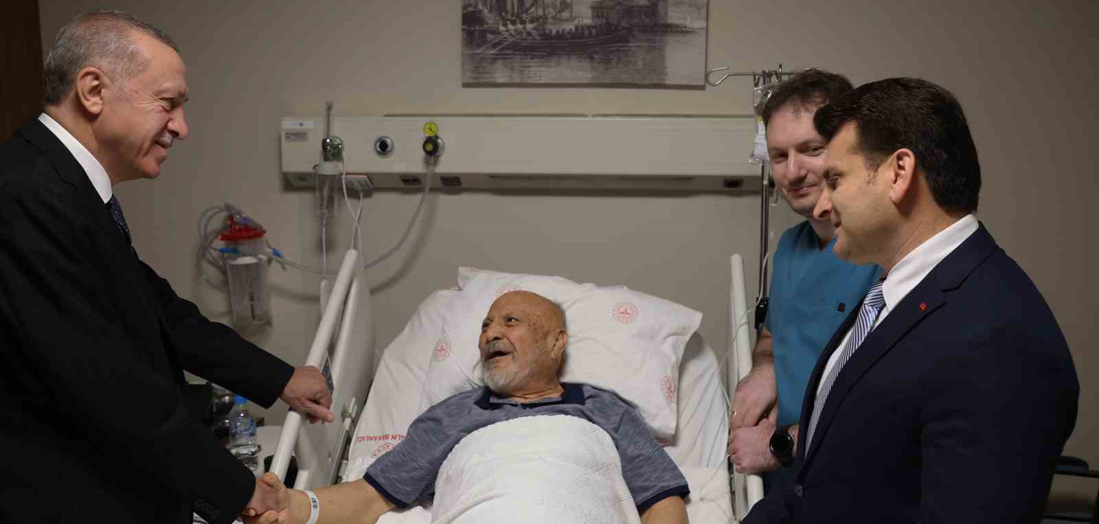 Cumhurbaşkanı Erdoğan, eski Devlet Bakanı Aksay’ı hastanede ziyaret etti