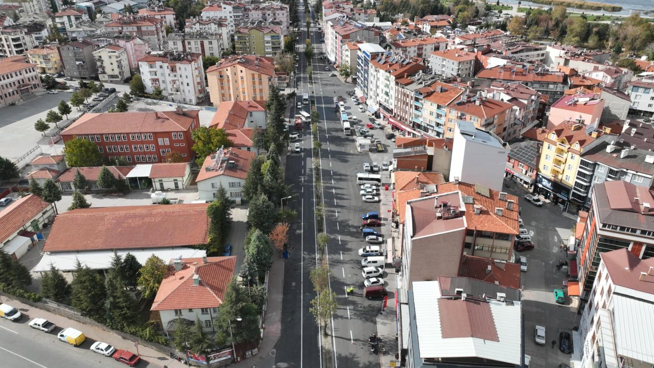 Beyşehir'de yol çizgileri yenileniyor