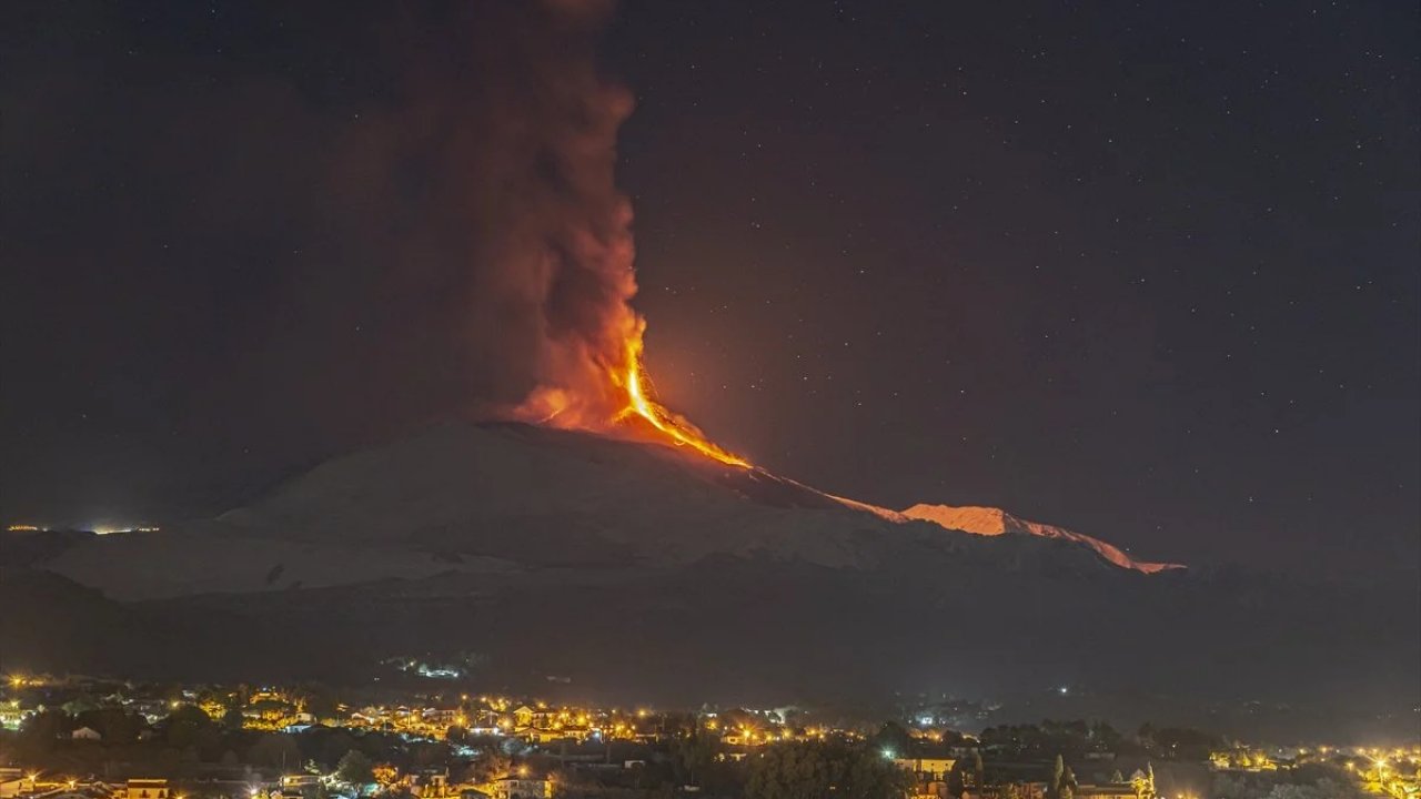 Etna Yanardağı'nda lav akışı başladı