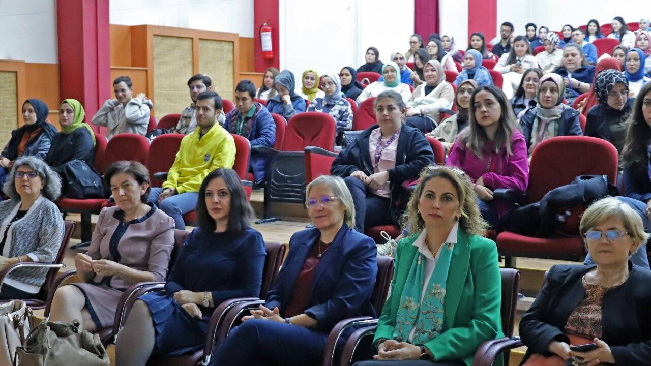 NEÜ'de rehber hemşire yetiştiriliyor