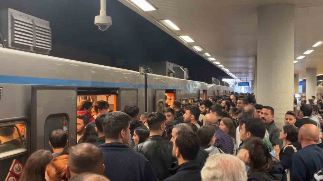 İstanbul'da toplu taşımada 'kaos'(TIKLA& İZLE)